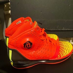 Derrick Rose Adidas 3.5 Men’s basketball shoes!!      Excellent condition!!
